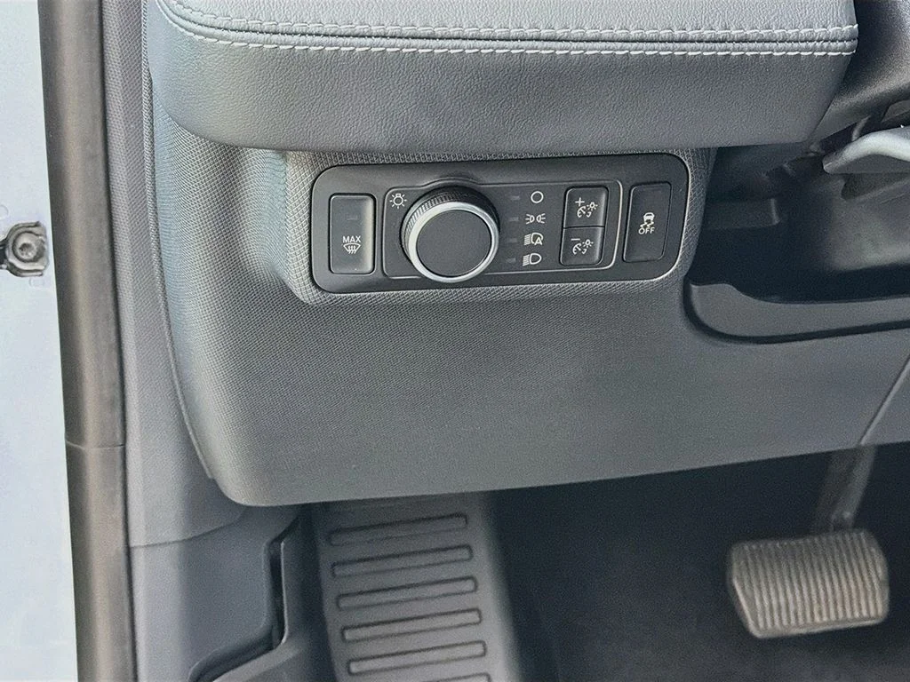 Used 2022 Ice Blue Ford Select image 31
