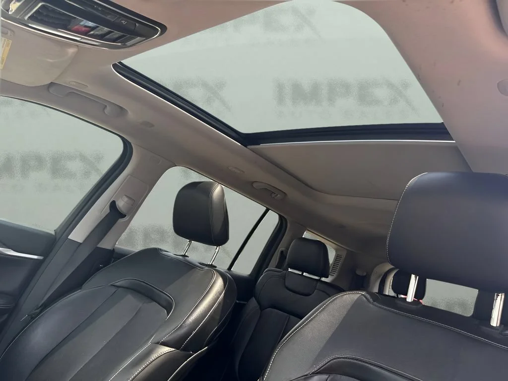 Used 2022  Jeep Limited image 12