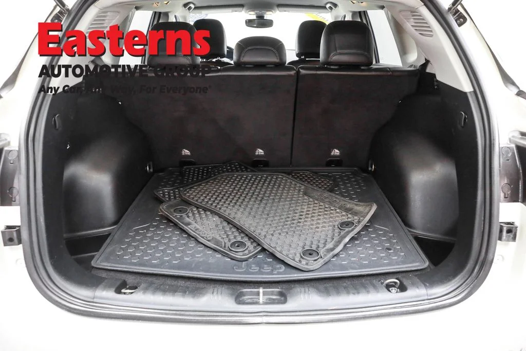 Used 2019 White Jeep Latitude image 9
