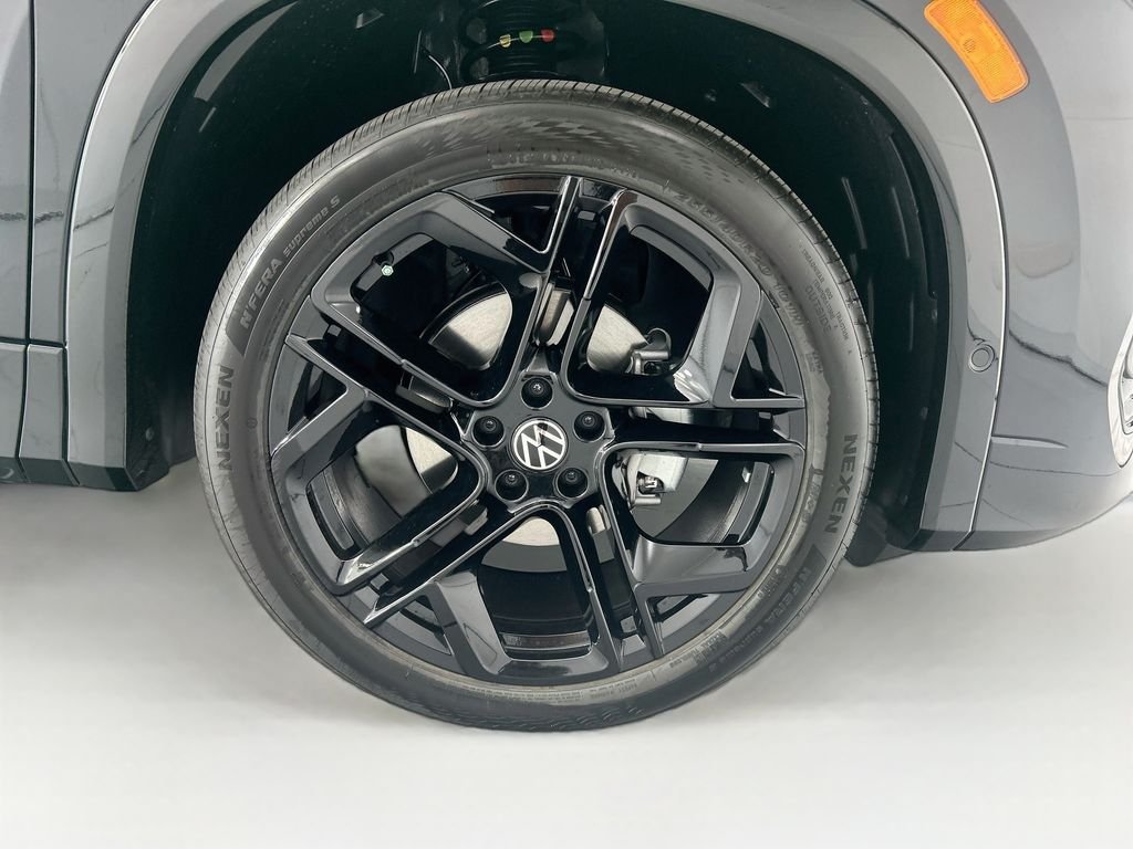 New 2026 Deep Black Pearl Volkswagen SE R-Line Black image 30