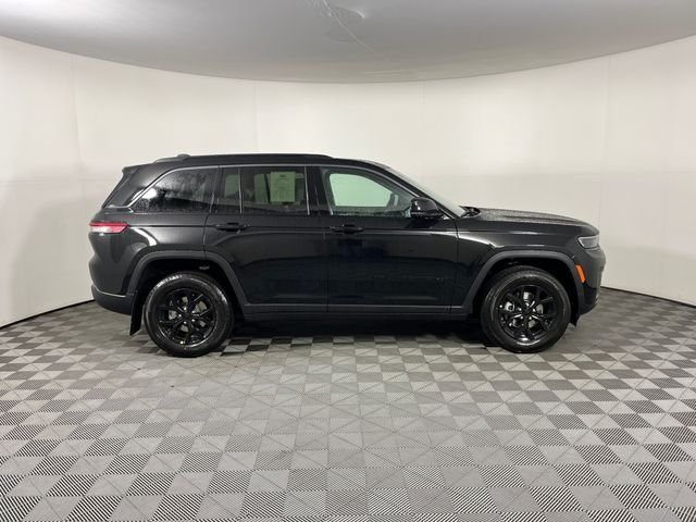 New 2026 Diamond Black Crystal Pearl-Coat Exterior Paint Jeep Altitude image 7
