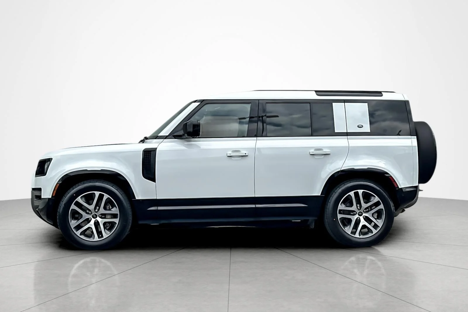 Used 2024 Fuji White Land Rover X-Dynamic SE image 2