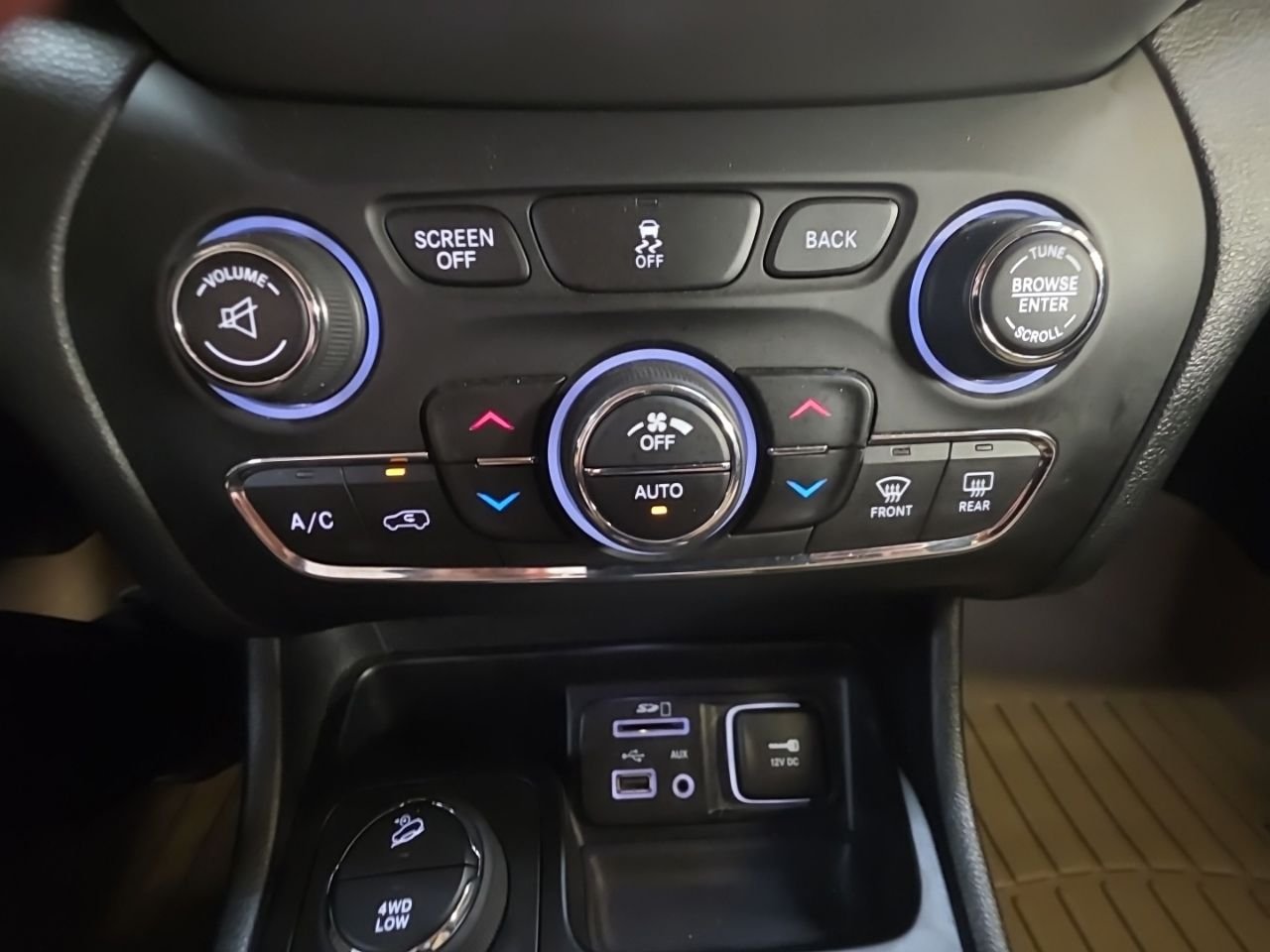 Used 2015 Silver Jeep Limited image 29
