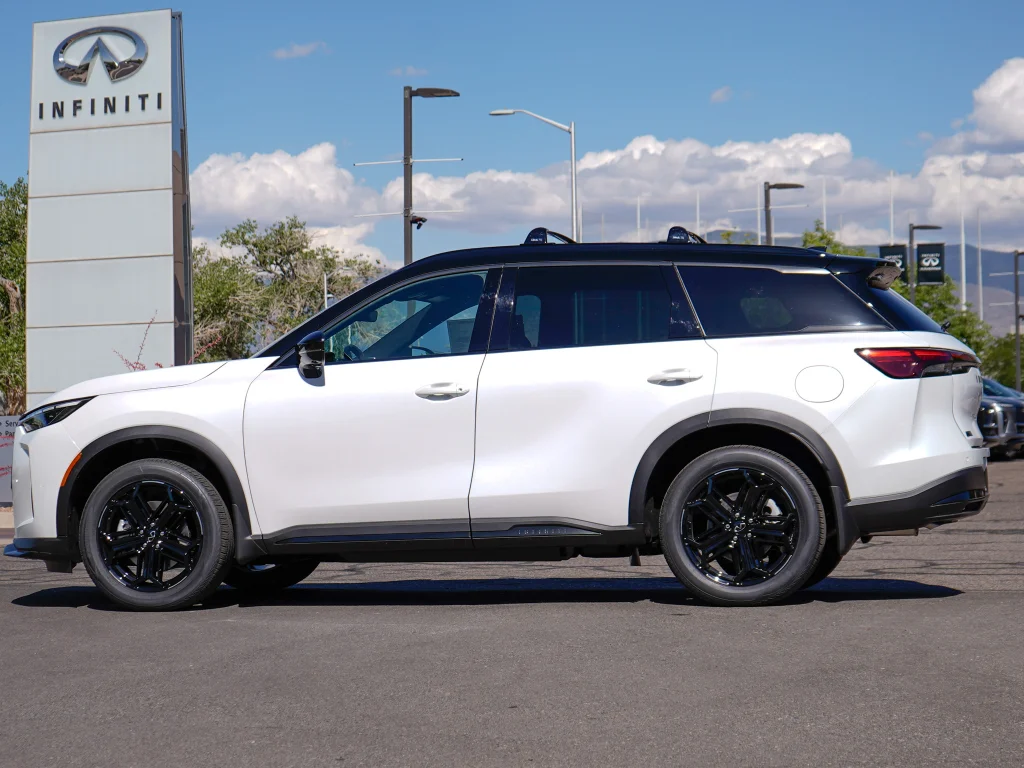 New 2027 2T RAD WHT INFINITI Sport AWD image 6