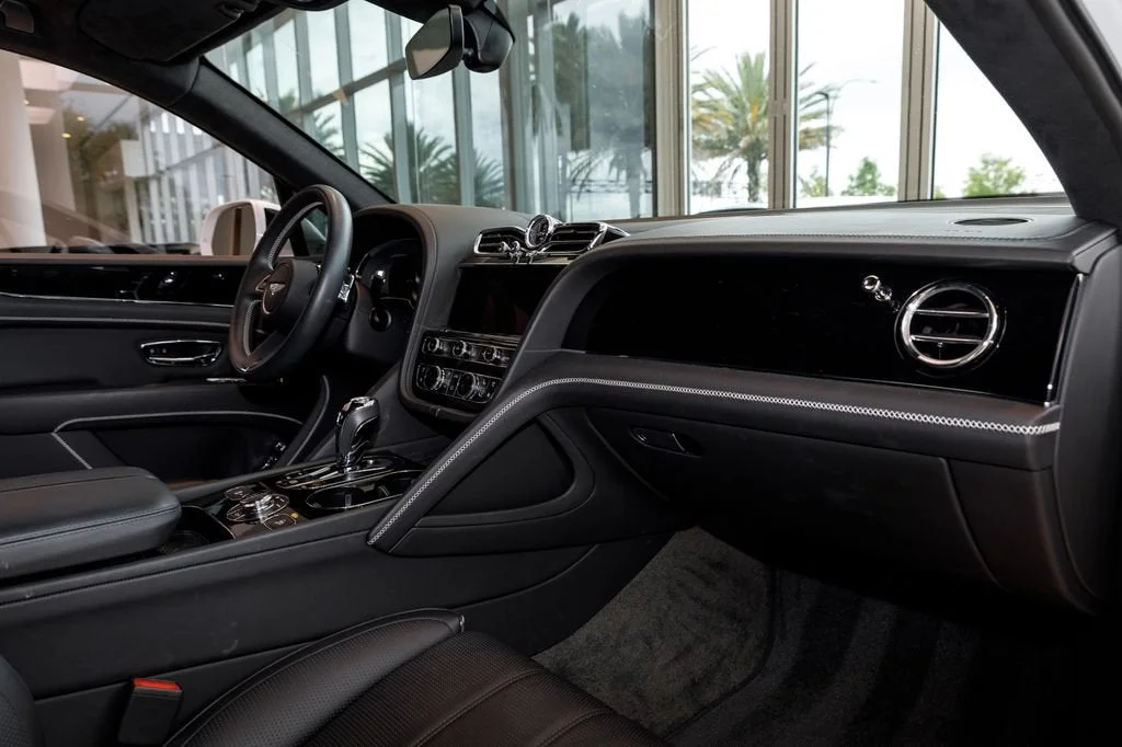 Used 2023 White Bentley V8 image 21