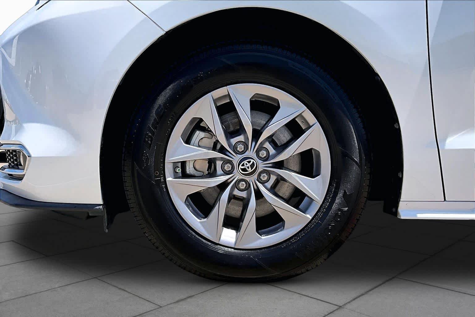 Used 2022 Wind Chill Pearl Toyota XLE image 11