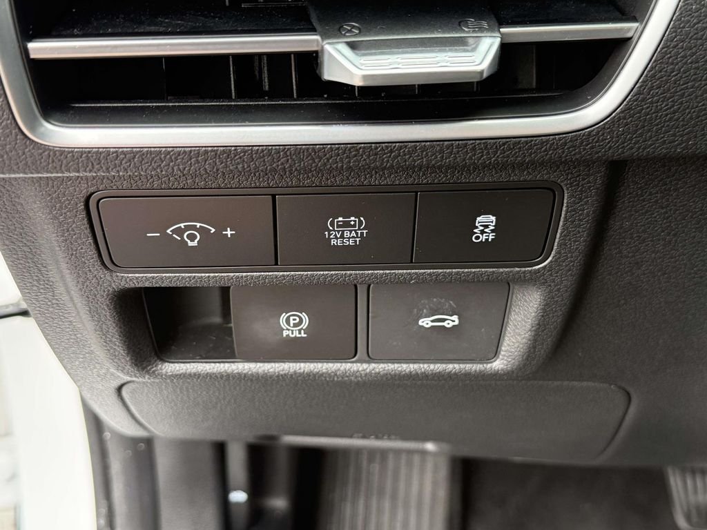 Certified Used 2025 White Hyundai SEL image 30