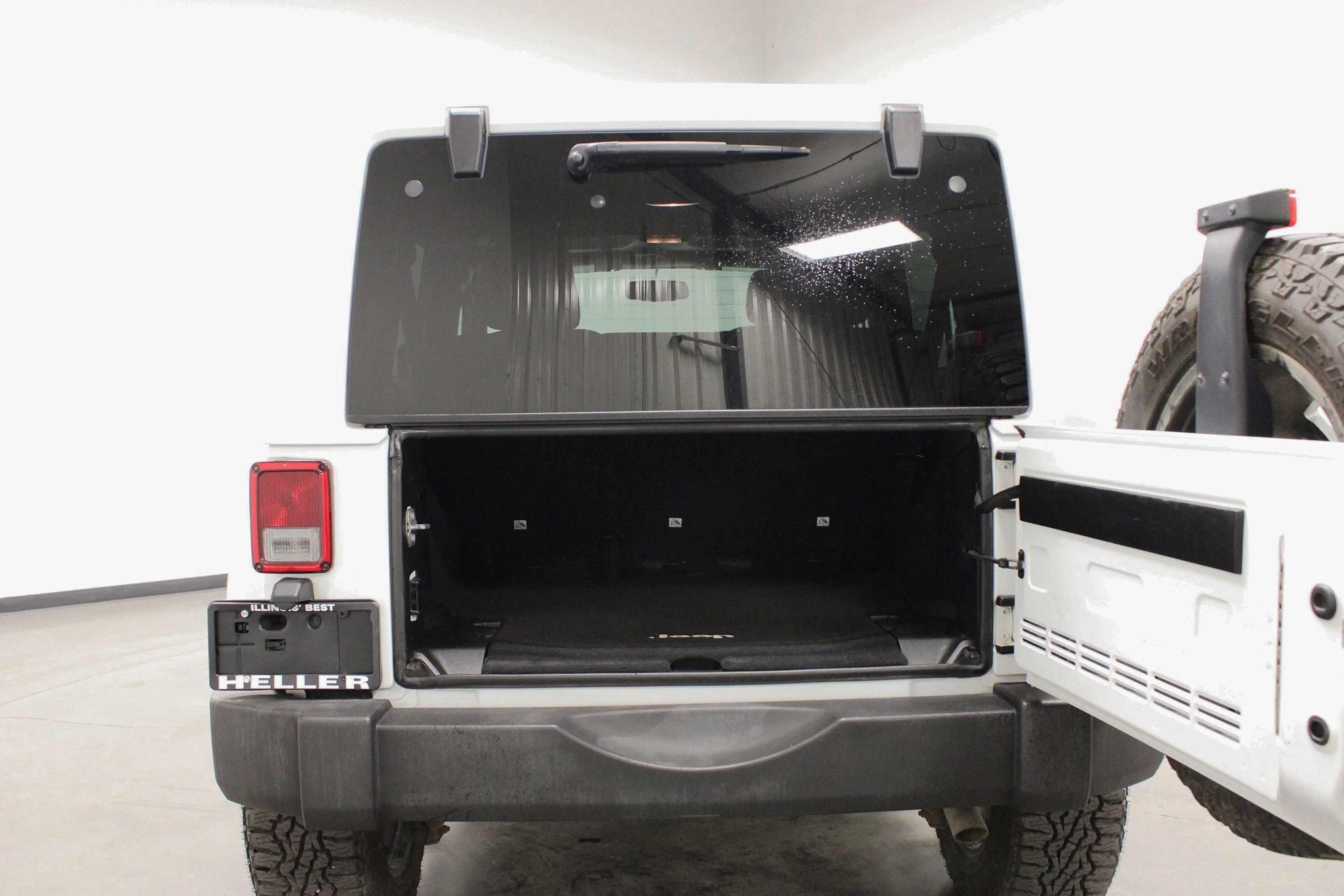 Used 2016 Bright White Clearcoat Jeep Rubicon image 13