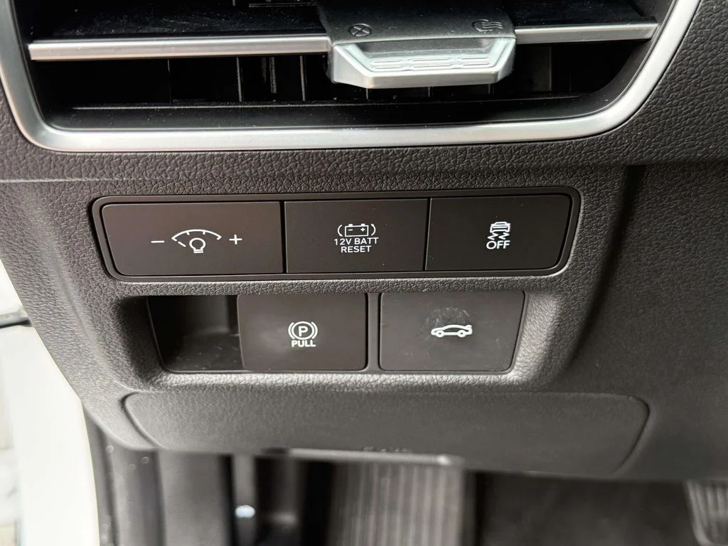 Used 2025 White Hyundai SEL image 30