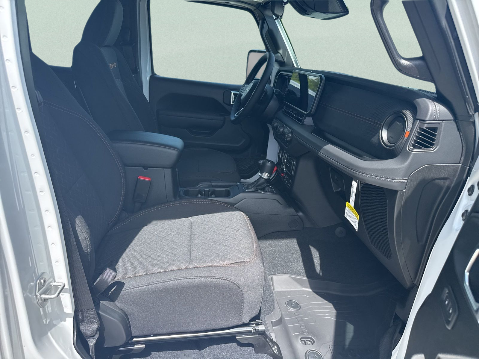New 2026 Bright White Clear-Coat Exterior Paint Jeep Mojave image 29