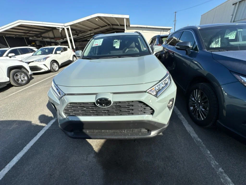 Used 2019  Toyota XLE image 2