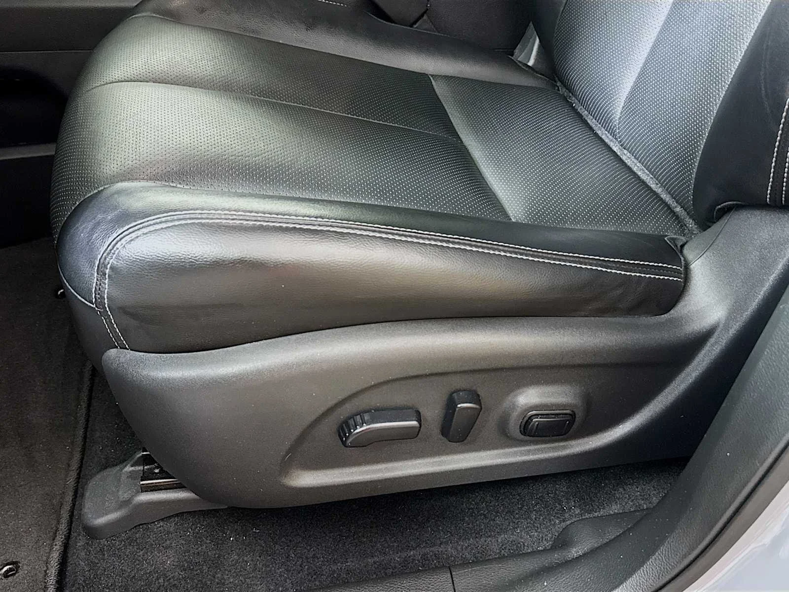 Used 2022 Boulder Gray Pearl Nissan SL image 18