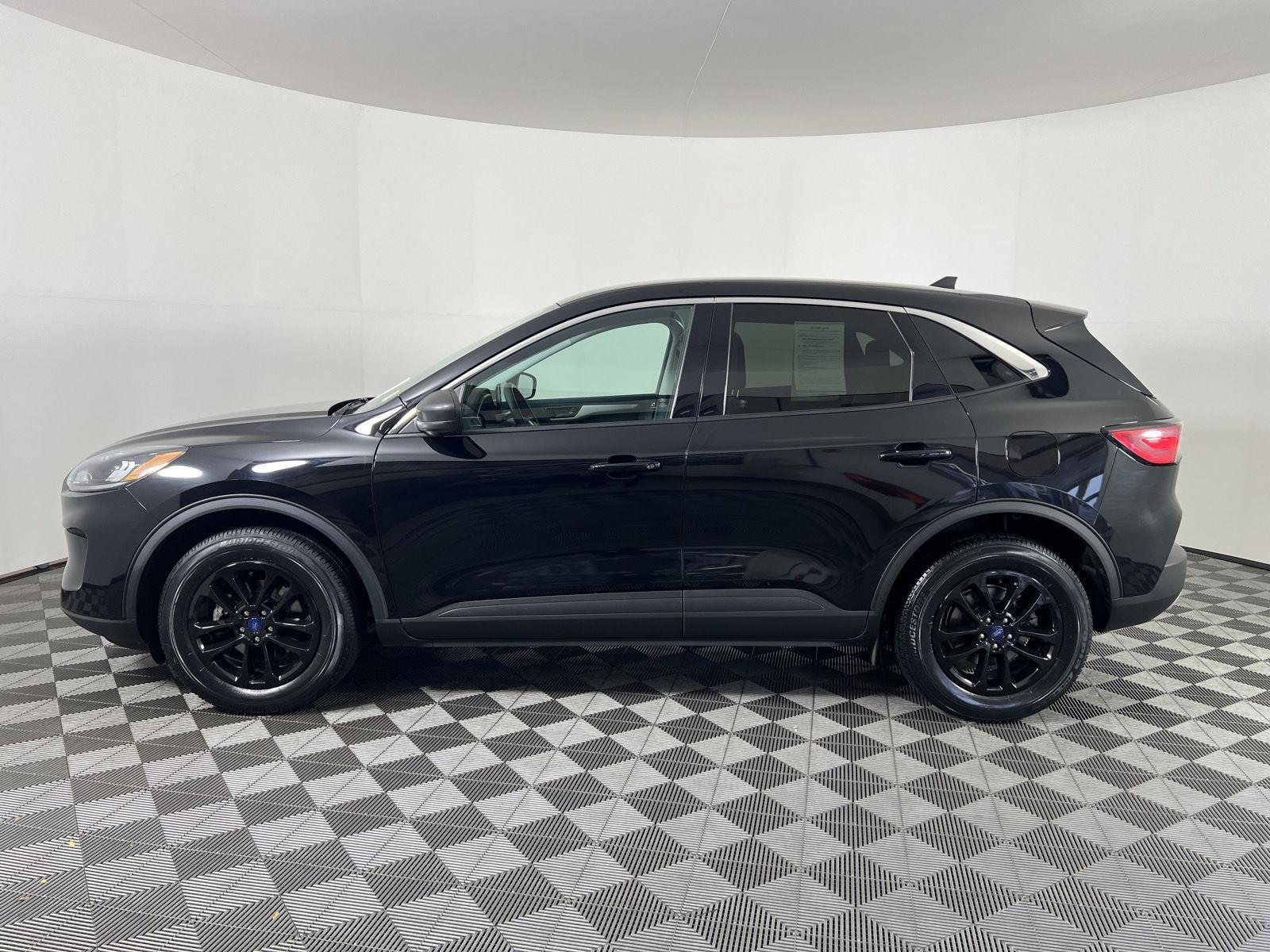Used 2022 Agate Black Ford SE image 25