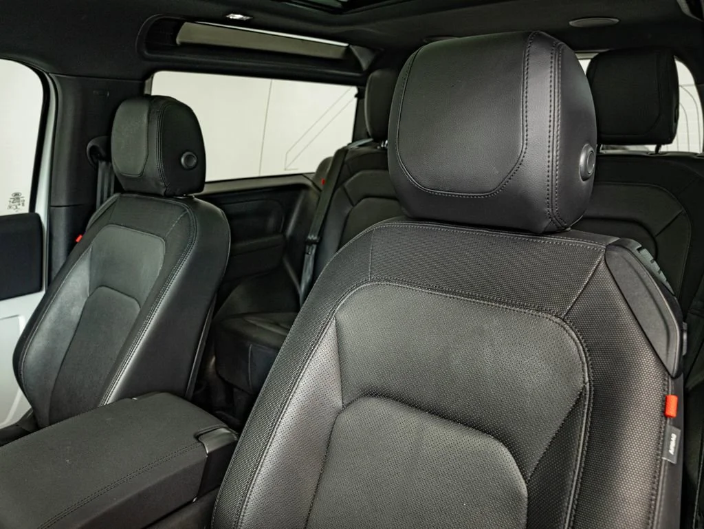 Used 2023 White Land Rover X-Dynamic SE image 31