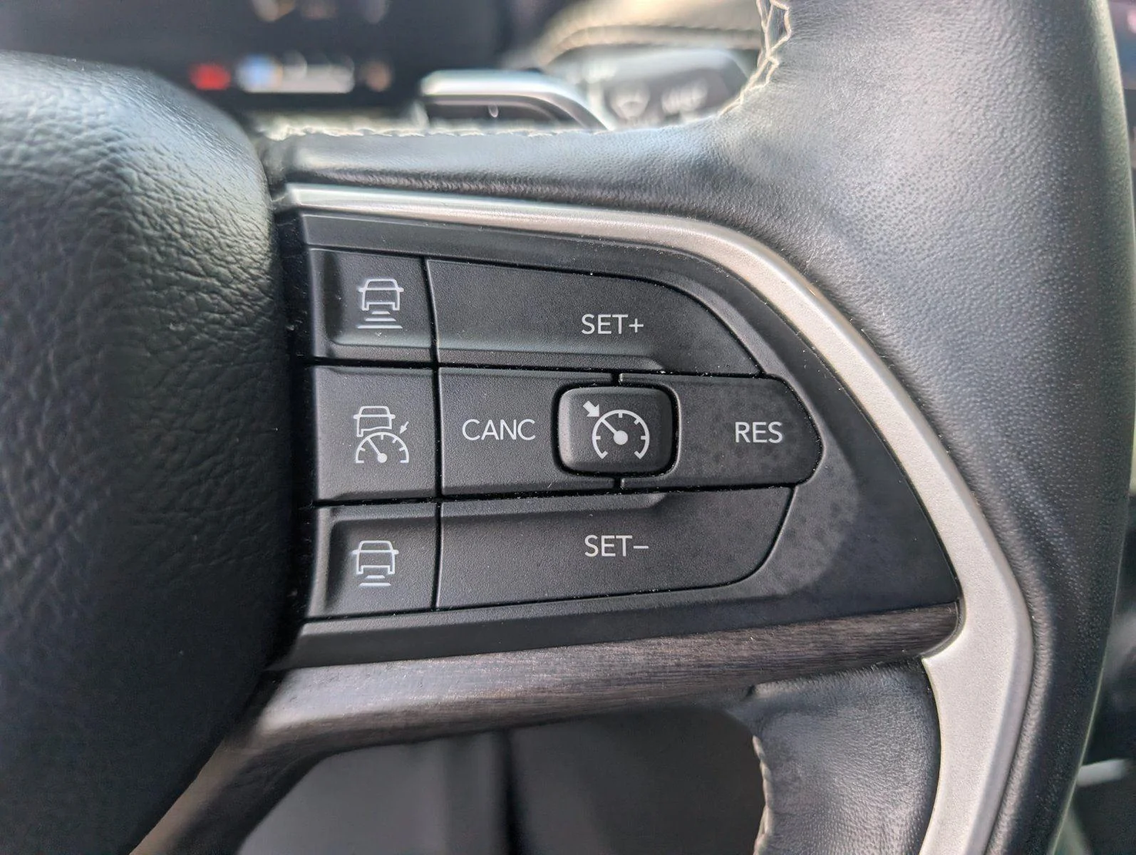 Used 2022 Rocky Mountain Pearlcoat Jeep Limited image 26