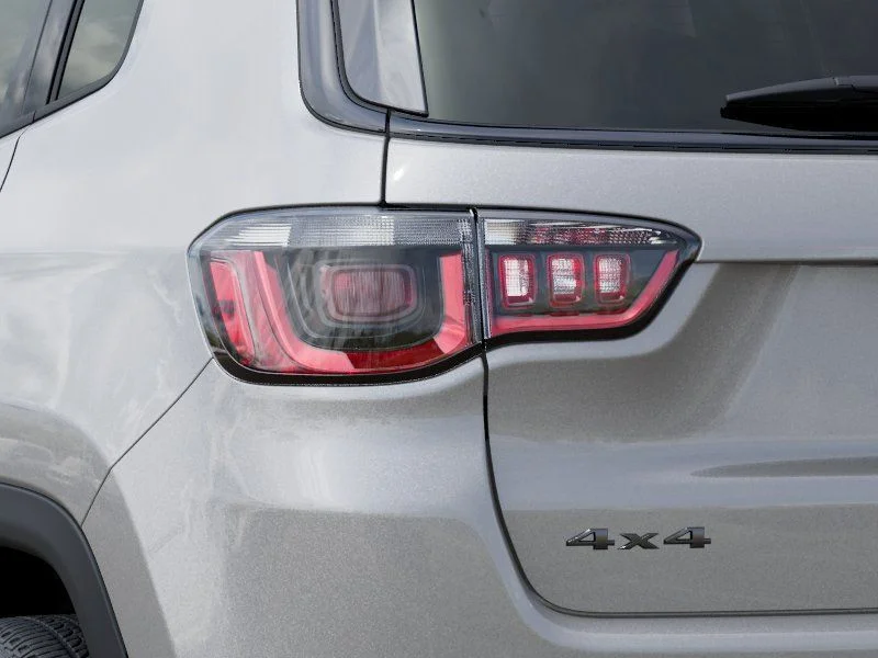 New 2026 Silver Zynith Metallic Clearcoat Jeep Latitude image 9