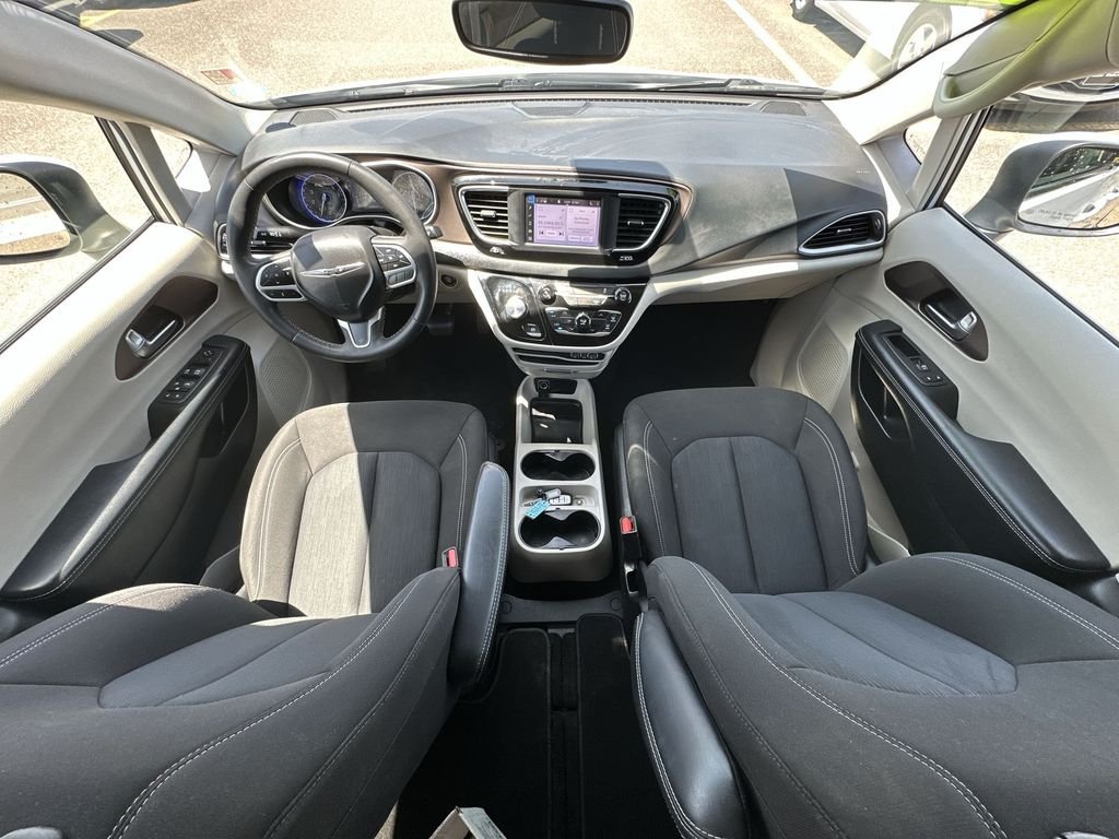 Used 2023 White Chrysler LX image 18