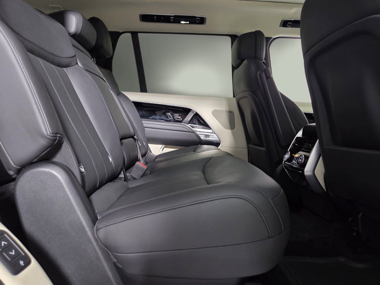 Used 2023 White Land Rover SE image 15