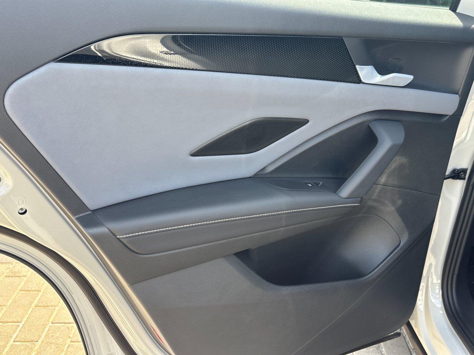 New 2026 Sandstone w/Deep Black Roof Volkswagen SE R-Line Black image 31