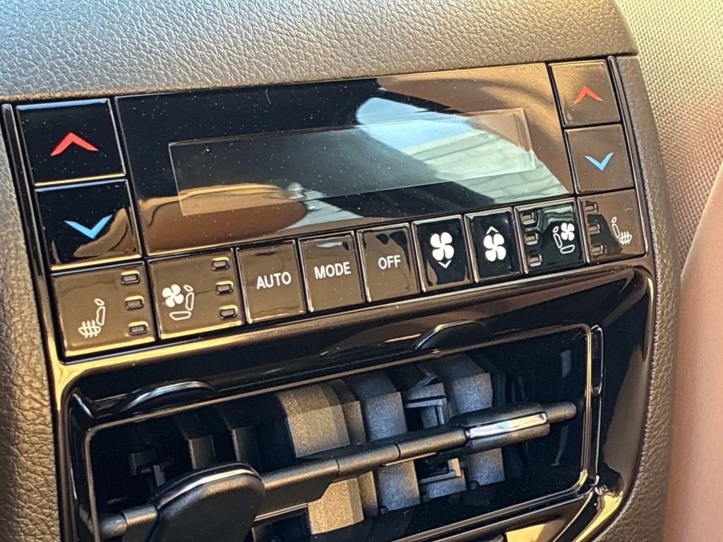Used 2025 White Jeep Summit Reserve image 17