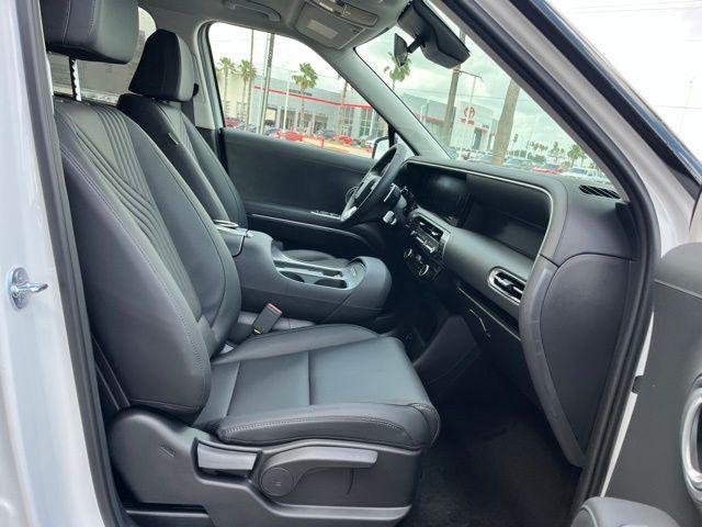 New 2026 White Hyundai SEL FWD image 23
