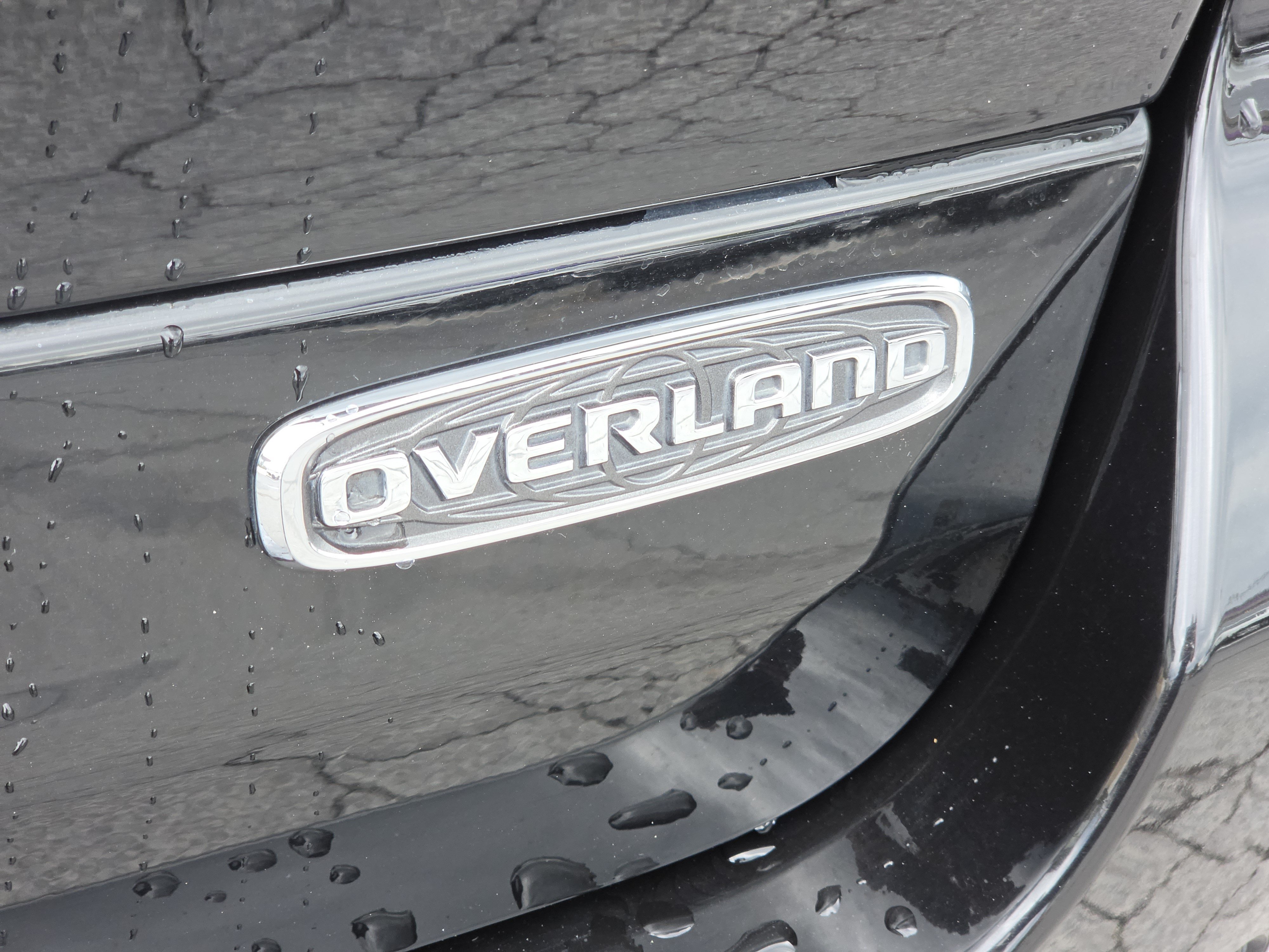 Used 2022 Diamond Black Crystal Pearlcoat Jeep Overland image 8