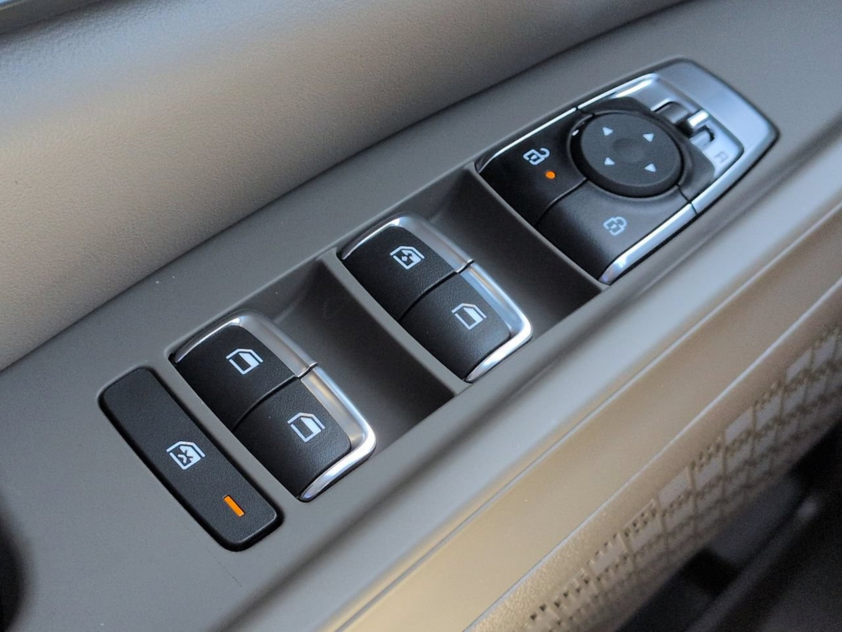 New 2027 Ceramic Silver Kia LXS image 29