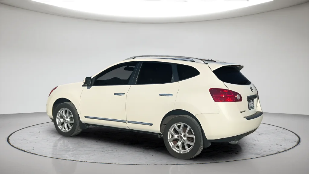 Used 2012 White Nissan SL image 9
