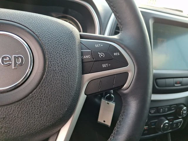 Used 2015 White Jeep Trailhawk image 22