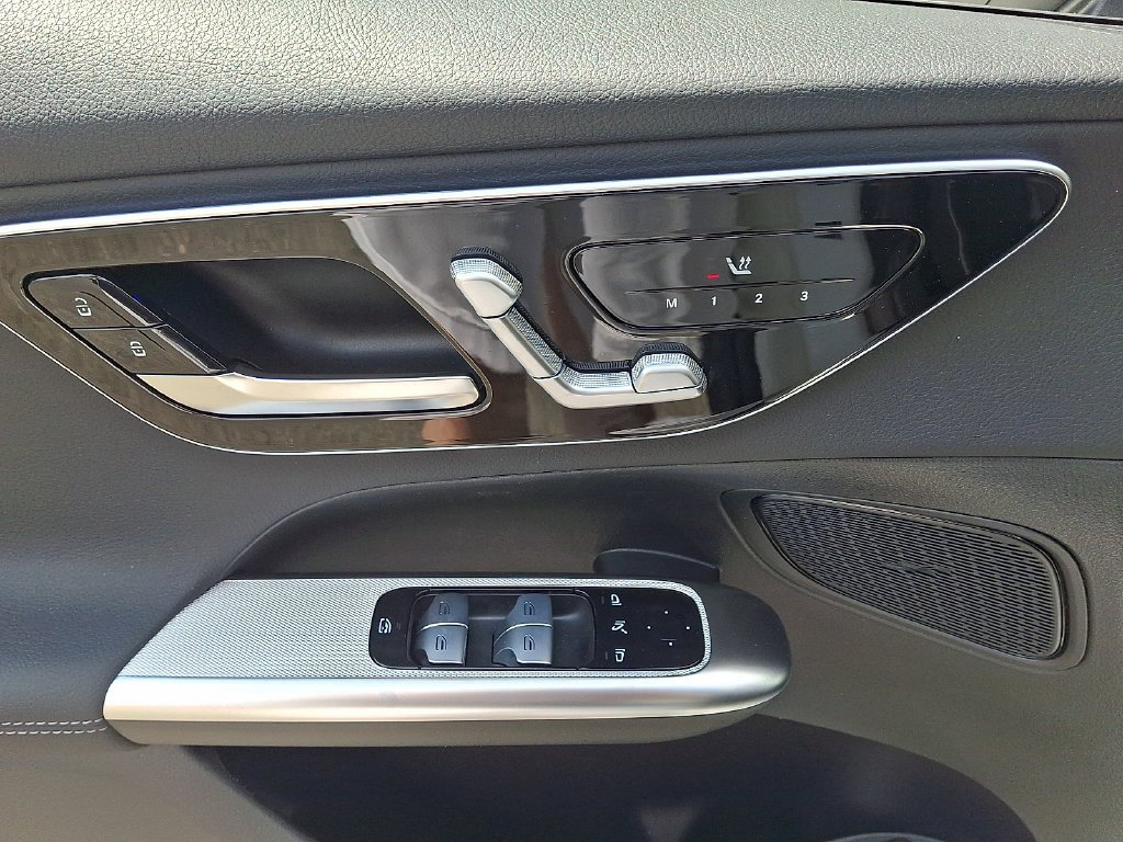 New 2026 Polar White Mercedes-Benz GLC 300 image 30