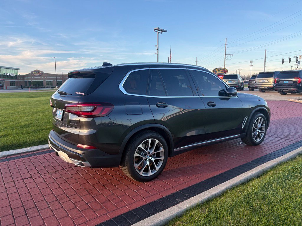 Used 2021 Dark Graphite Metallic BMW sDrive40i image 3