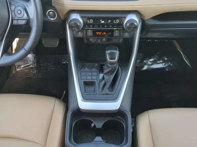 Certified Used 2021  Toyota XLE Premium image 21