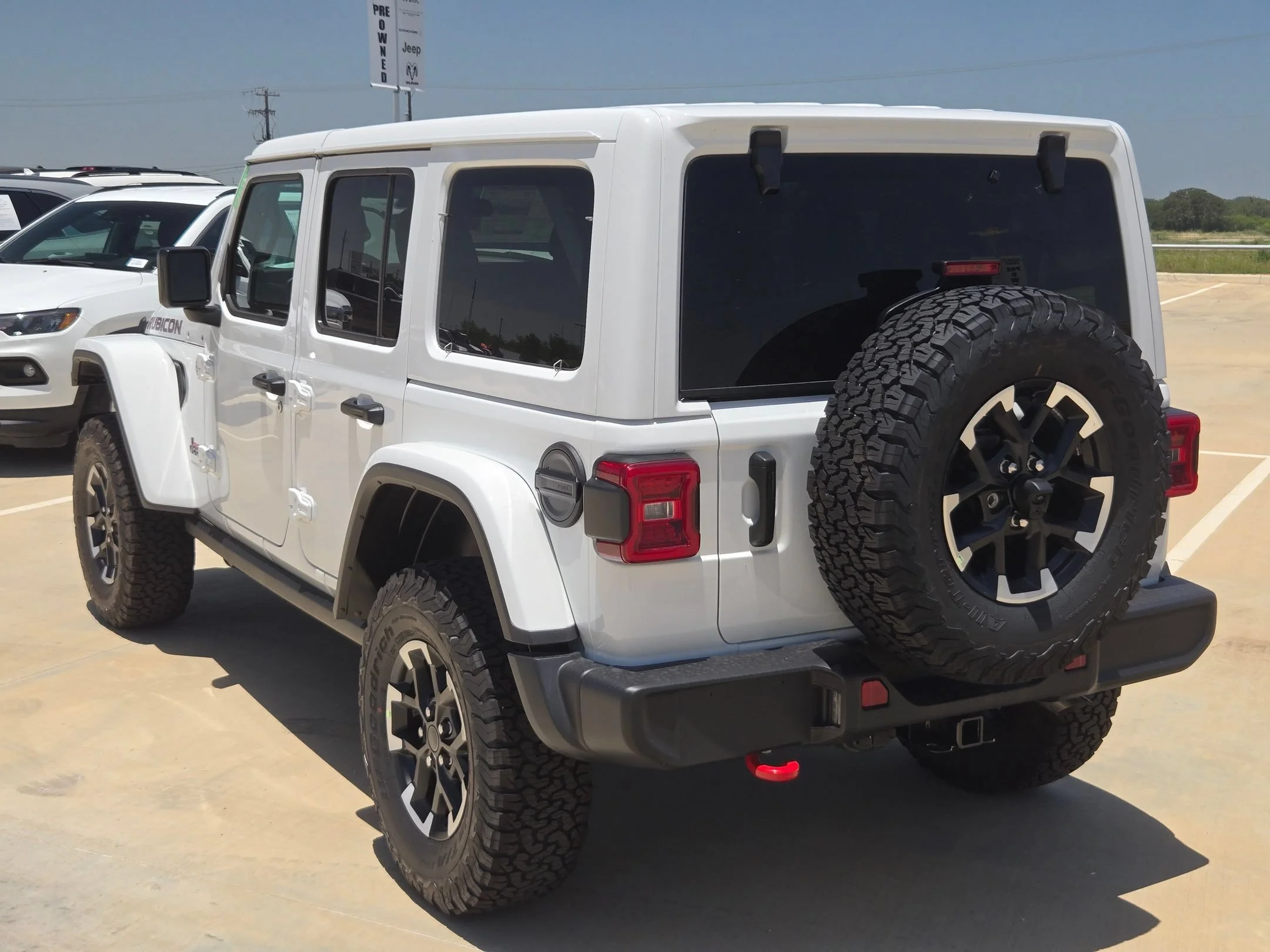 New 2026 Bright White Clear-Coat Exterior Paint Jeep Rubicon image 5