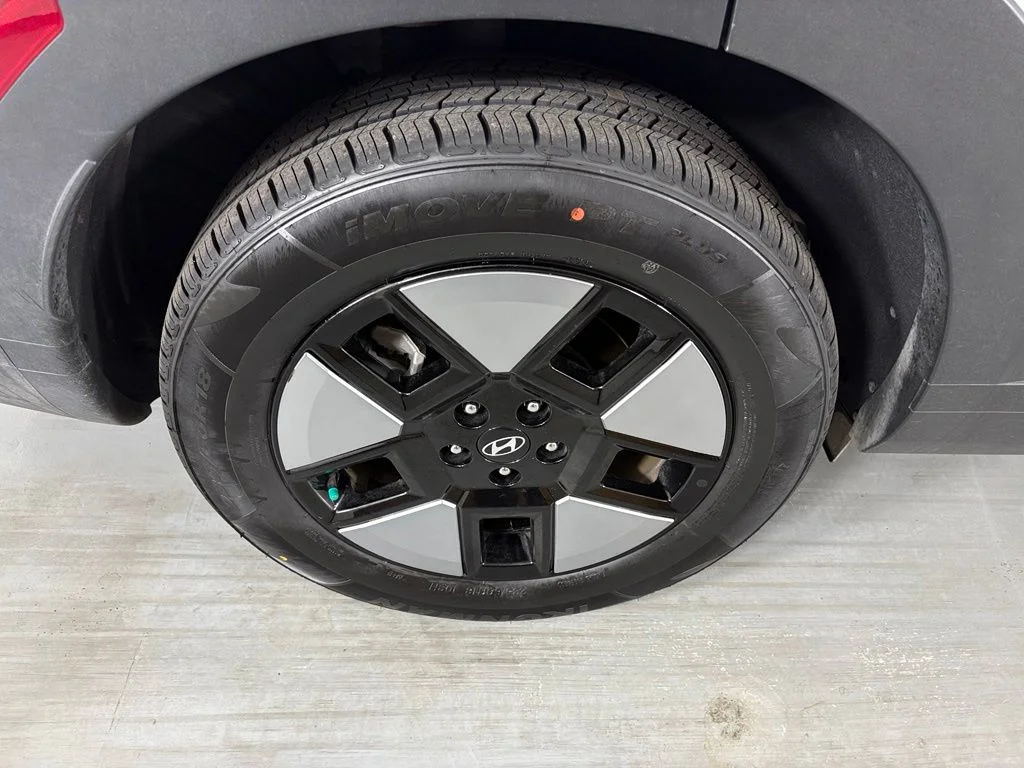 Used 2025 White Hyundai SEL image 11