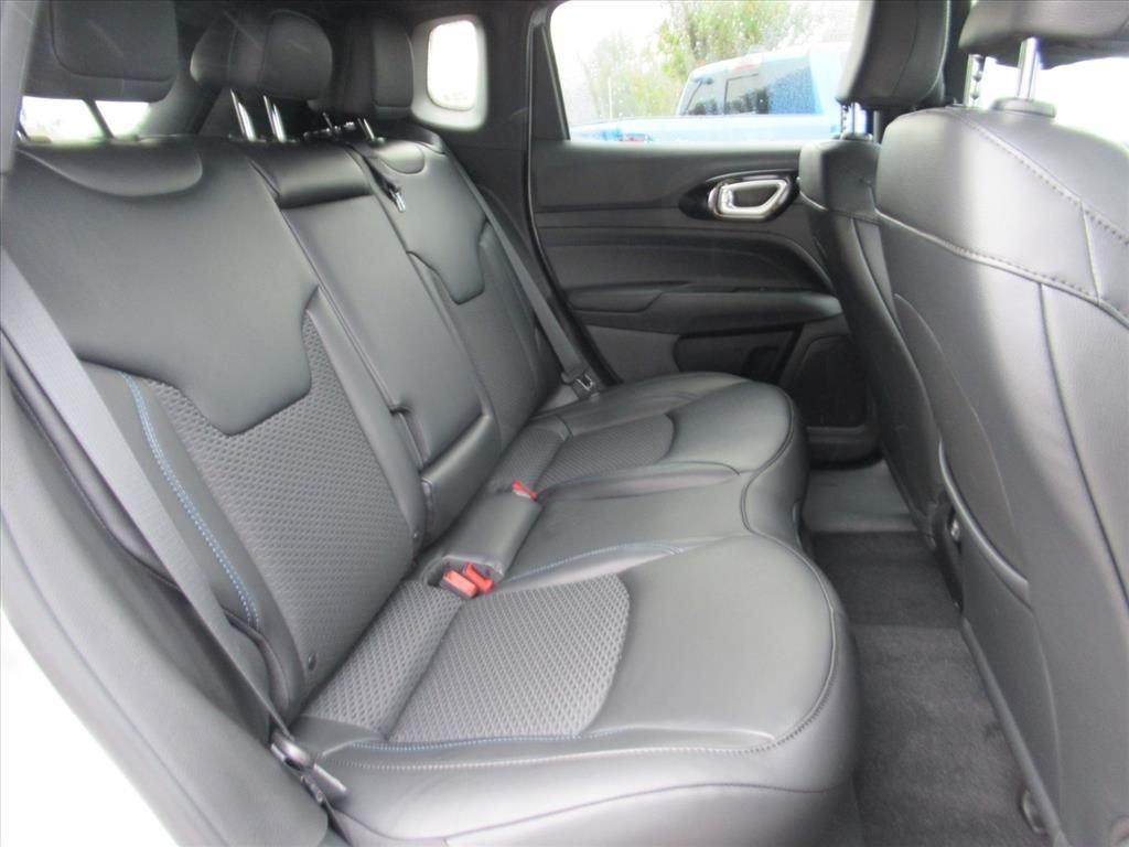 New 2026 Silver Zynith Metallic Clearcoat Jeep Latitude image 27