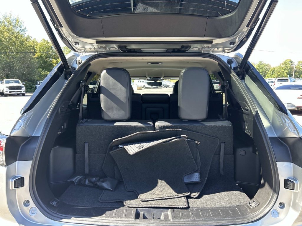 Used 2025 Silver Mitsubishi SE image 11
