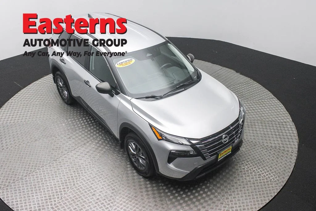 Used 2024 Silver Nissan S image 3