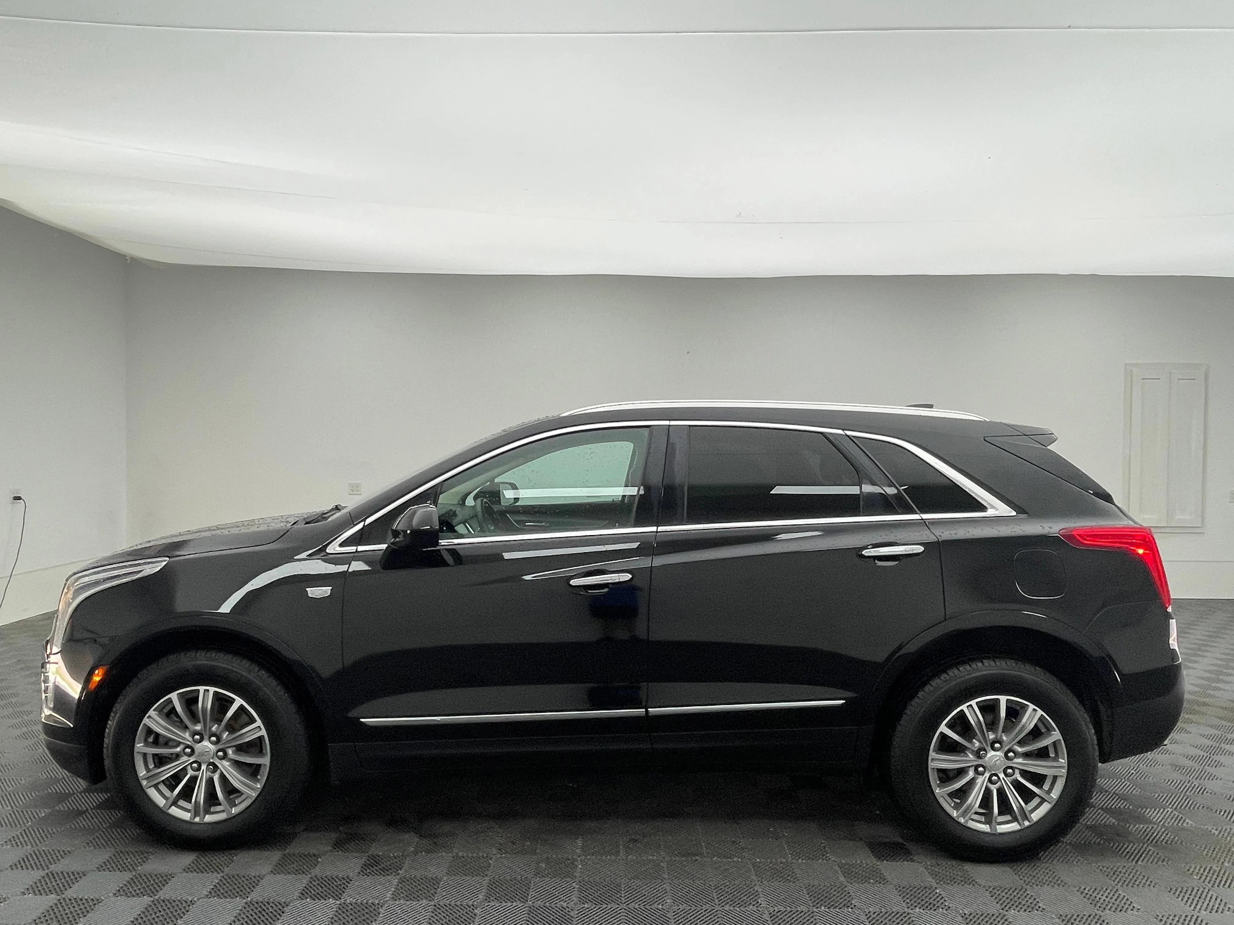 Used 2017 STELLAR BLACK METALLIC Cadillac Luxury AWD image 12