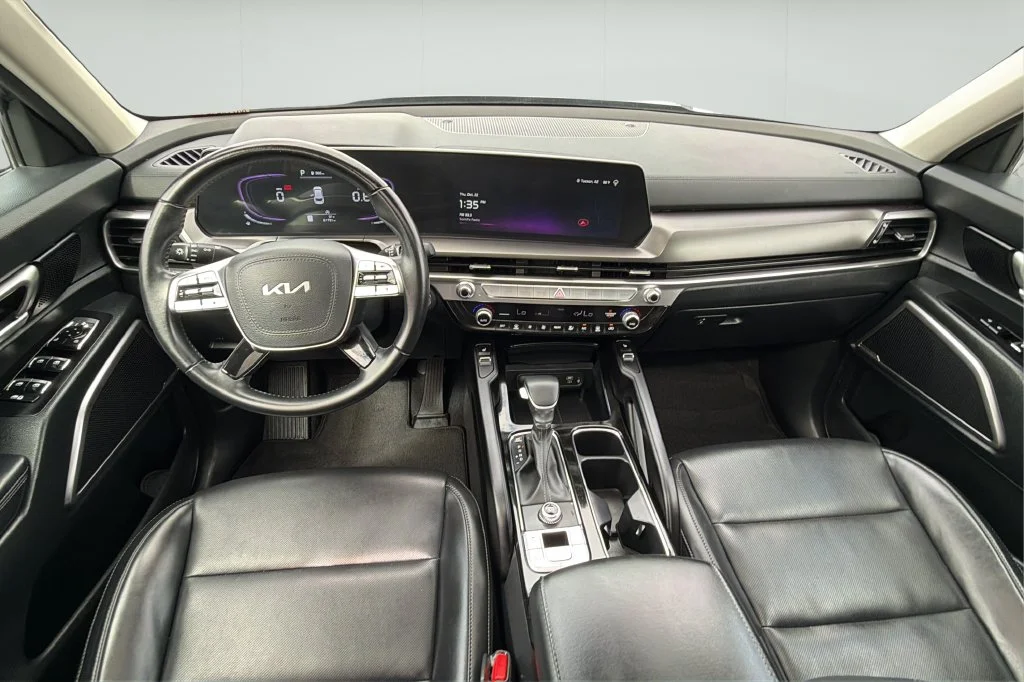 Used 2025 Black Kia S image 19