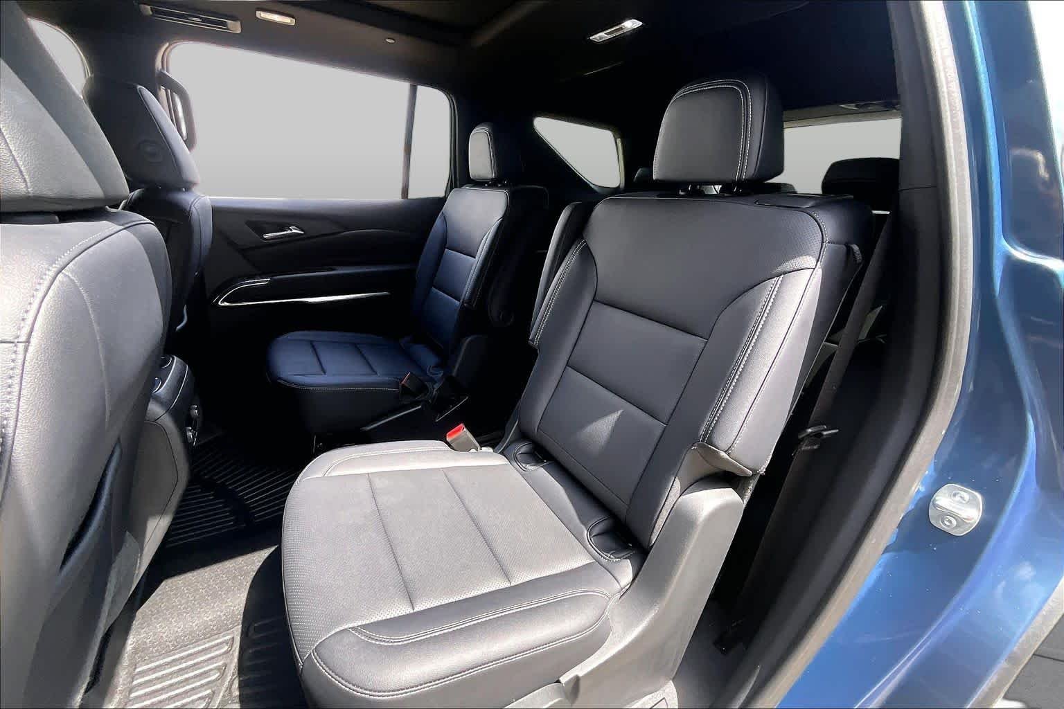 Used 2025 Lakeshore Blue Metallic Chevrolet FWD LT image 20