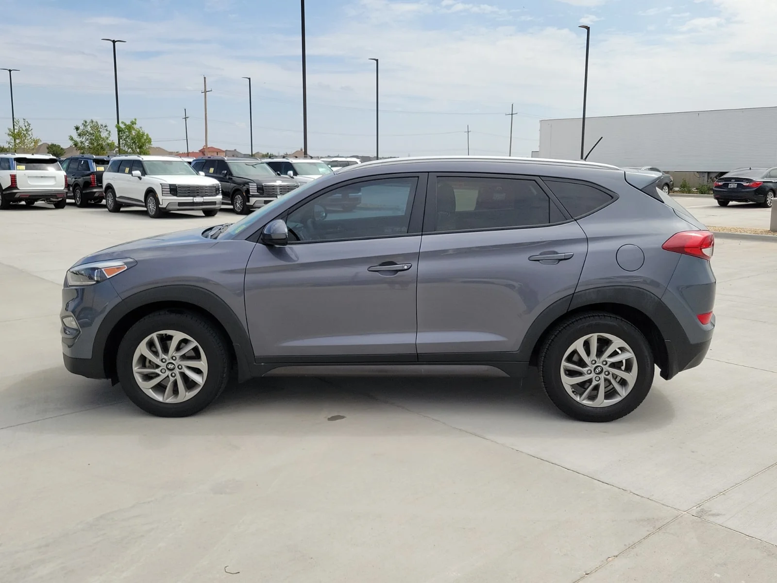 Used 2016 Coliseum Gray Hyundai SE image 2