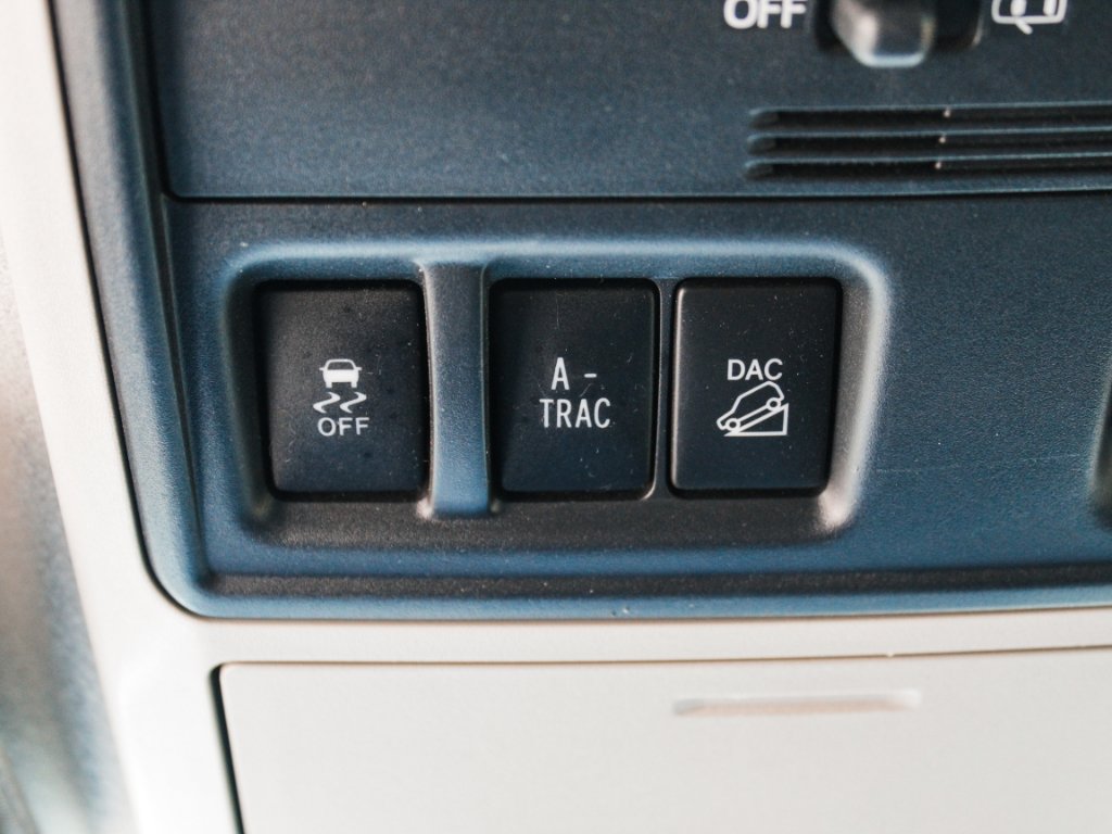 Used 2015 Classic Silver Metallic Toyota SR5 image 23