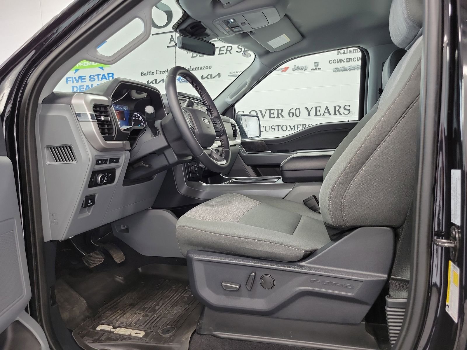 Used 2023 Black Ford XLT image 9