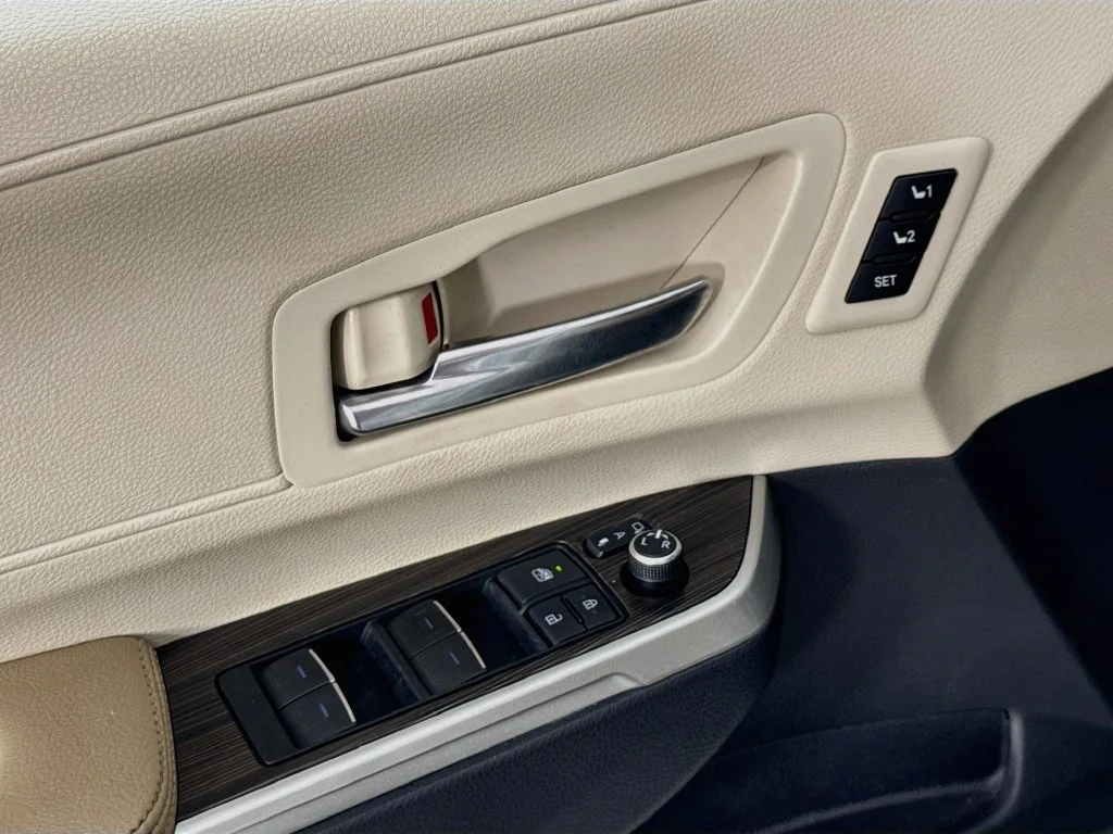 Used 2022 Wind Chill Pearl Toyota Limited image 22