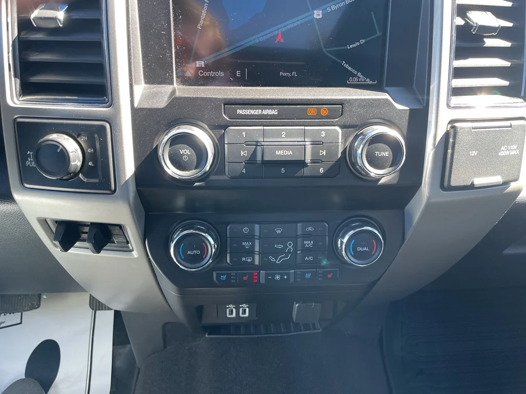 Used 2019 White Platinum Tri-Coat Metallic Ford LARIAT image 24