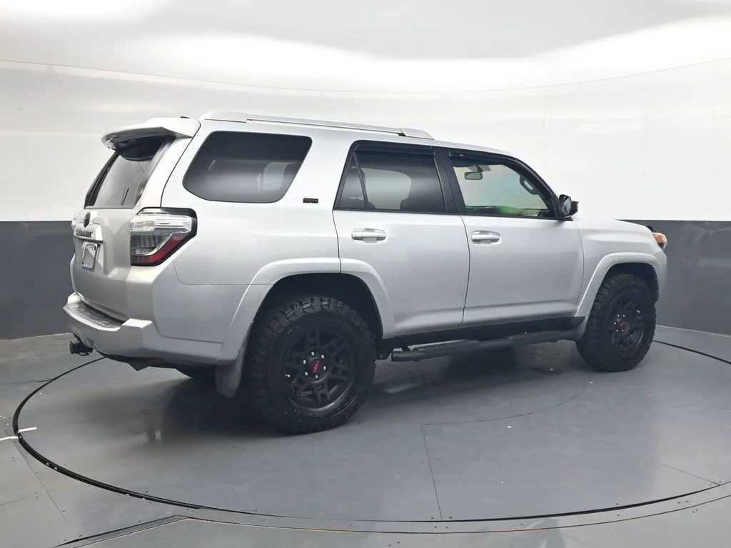 Used 2017 Classic Silver Metallic Toyota SR5 image 4