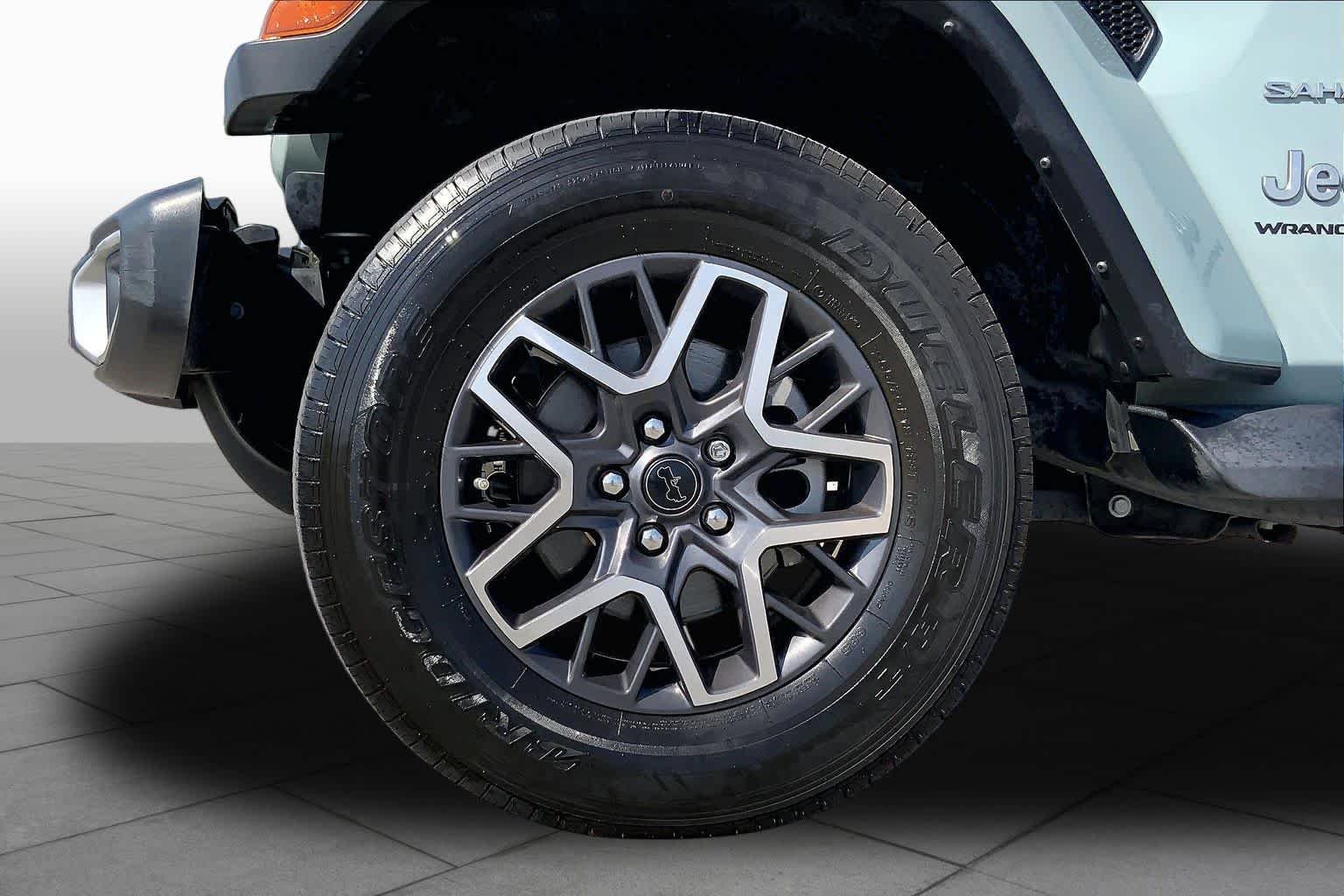 Used 2024 Earl Clearcoat Jeep Sahara image 11