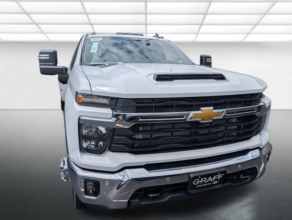 New 2026 Summit White Chevrolet LT DRW image 28