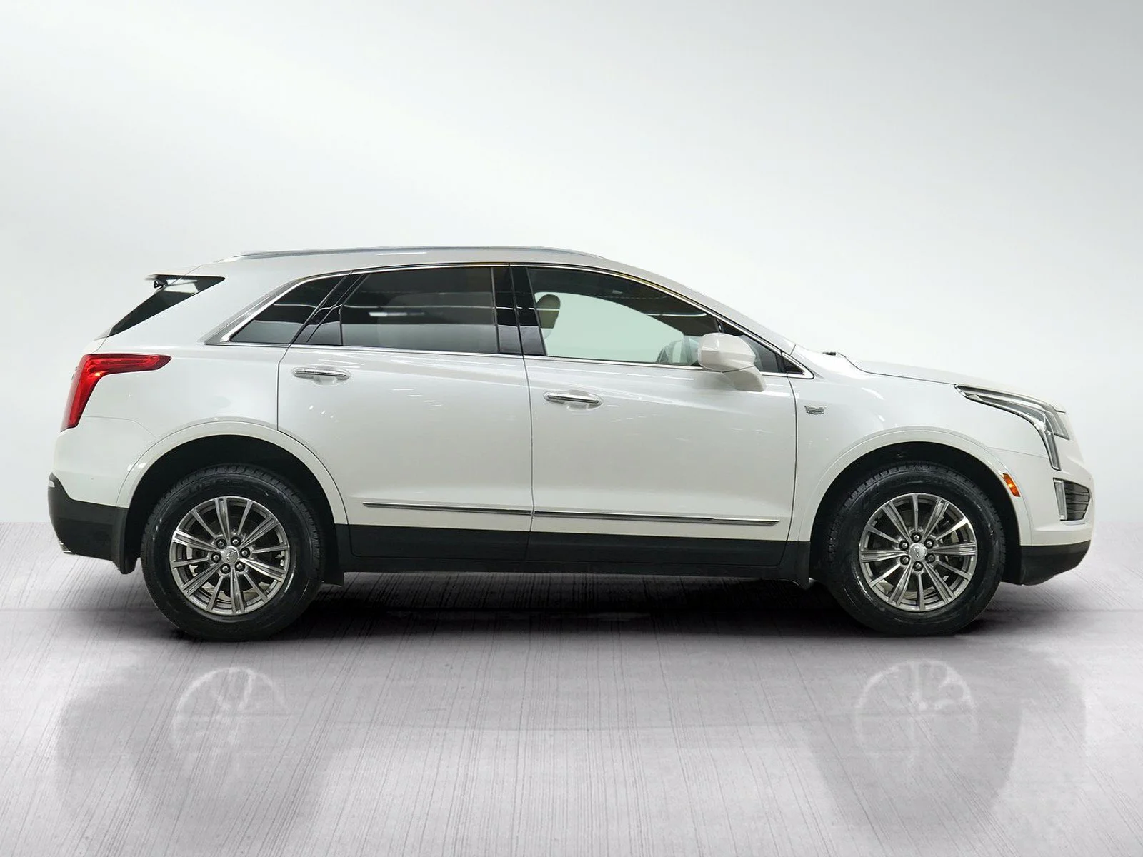 Used 2019 CRYSTAL WHITE TRICOAT Cadillac Luxury AWD image 6