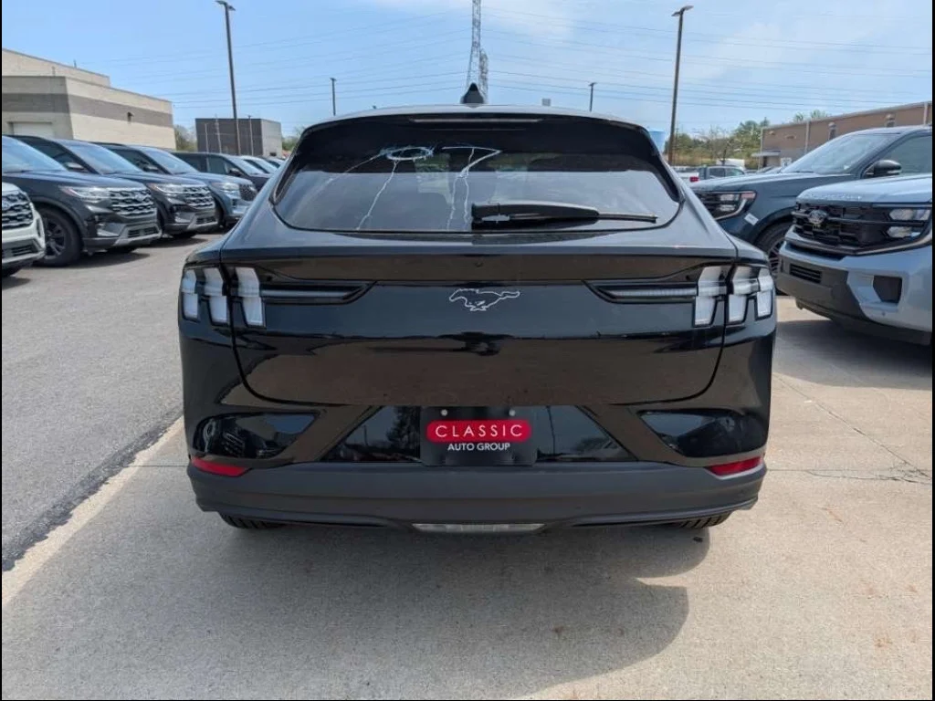 New 2026 Shadow Black Ford Select image 4